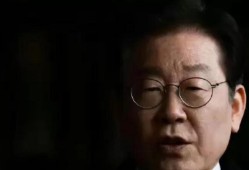 李在明独特的开会方式，边开会边大口吃紫菜包饭