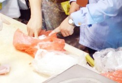熟客爆料商家给猪肉涂抹硼砂，公众警惕食品安全问题