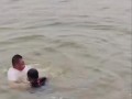 现役军人连救5人后昏迷，母亲含泪回忆：“给我磕了个头就跳下去救最后一人了”