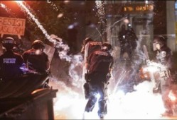 纽约示威者与警方冲突，近150人的抗争与秩序的挑战