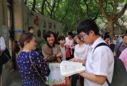 男生第1个出考场用手机狂拍家长，一场关于期待与压力的视觉盛宴