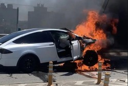 特斯拉长期投资者称特马之争是灾难：“全世界正见证马斯克帝国的瓦解”