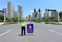 在高考考点疯狂按喇叭，武汉一司机被扣