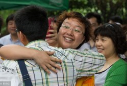 高考结束，考生集体寻找妈妈，那份特别的感动与记忆