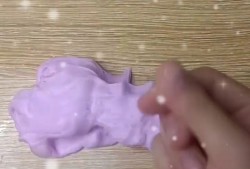 女孩在家自制起泡胶意外晕倒