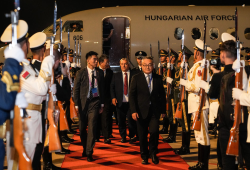 习近平向韩国当选总统李在明致贺电