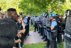 美加州洛杉矶警方与抗议者对峙后撤退，全市进入战术警戒状态