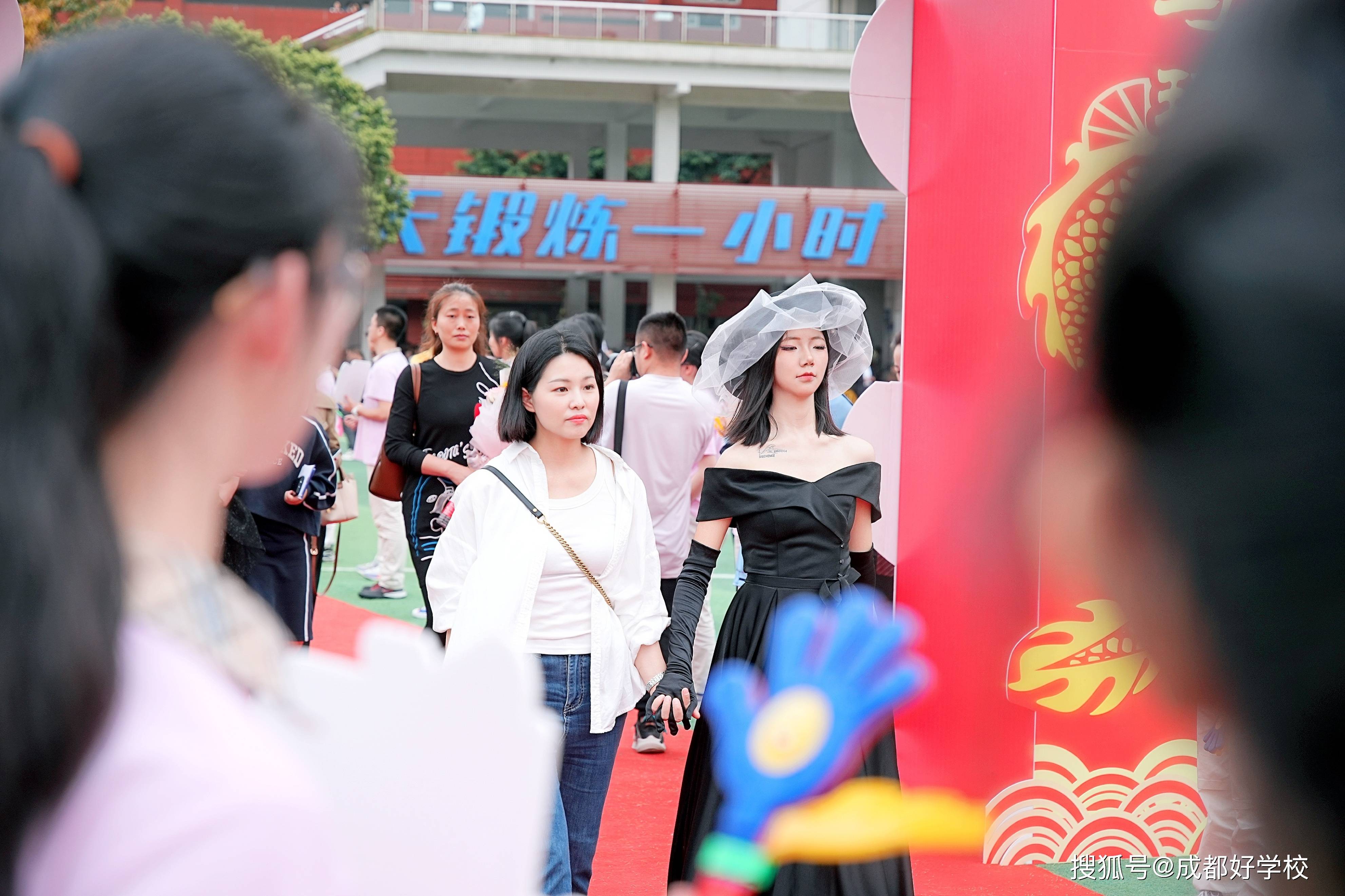 学校成人礼上的意外，老师高台跌落，勇气与责任的见证