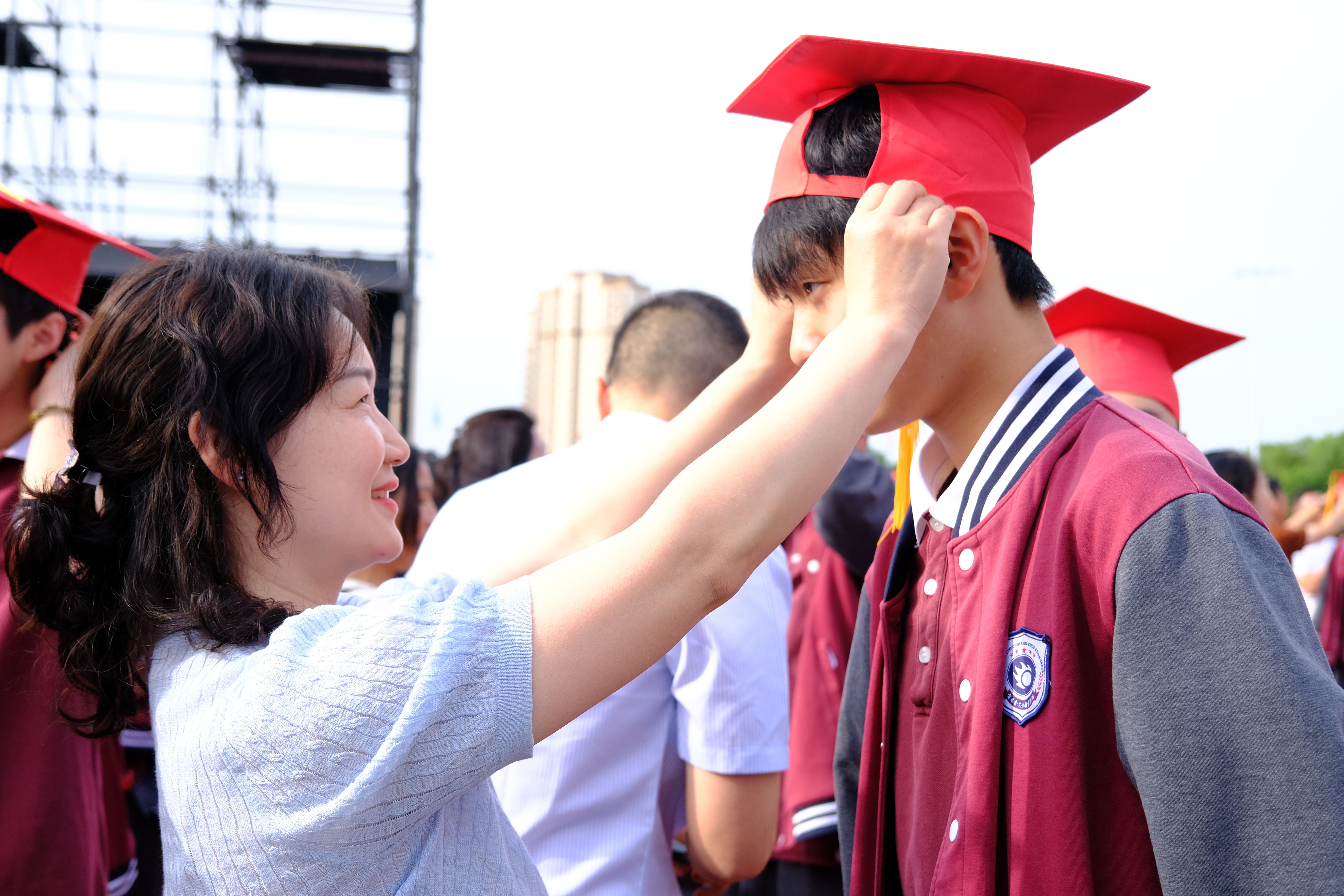 学校成人礼上的意外，老师高台跌落，勇气与责任的见证