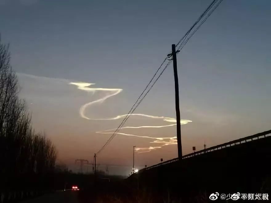 西安城墙上空惊现UFO？揭秘真相，实为火箭发射尾迹