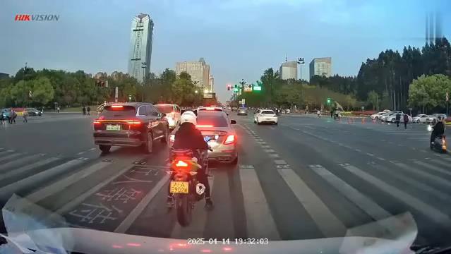 女子鬼探头式奔跑过斑马线被撞，交通安全意识的警钟