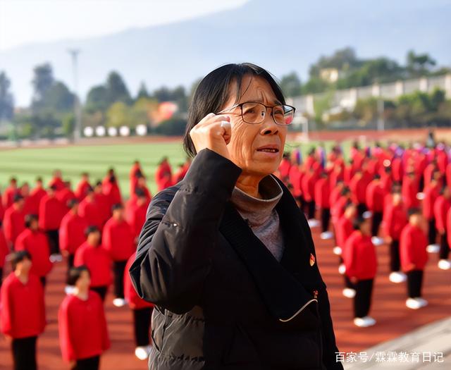 张桂梅向民警求助送晕车考生去考场