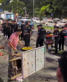 瓜贩自砸西瓜背后的故事，城市管理的挑战与反思