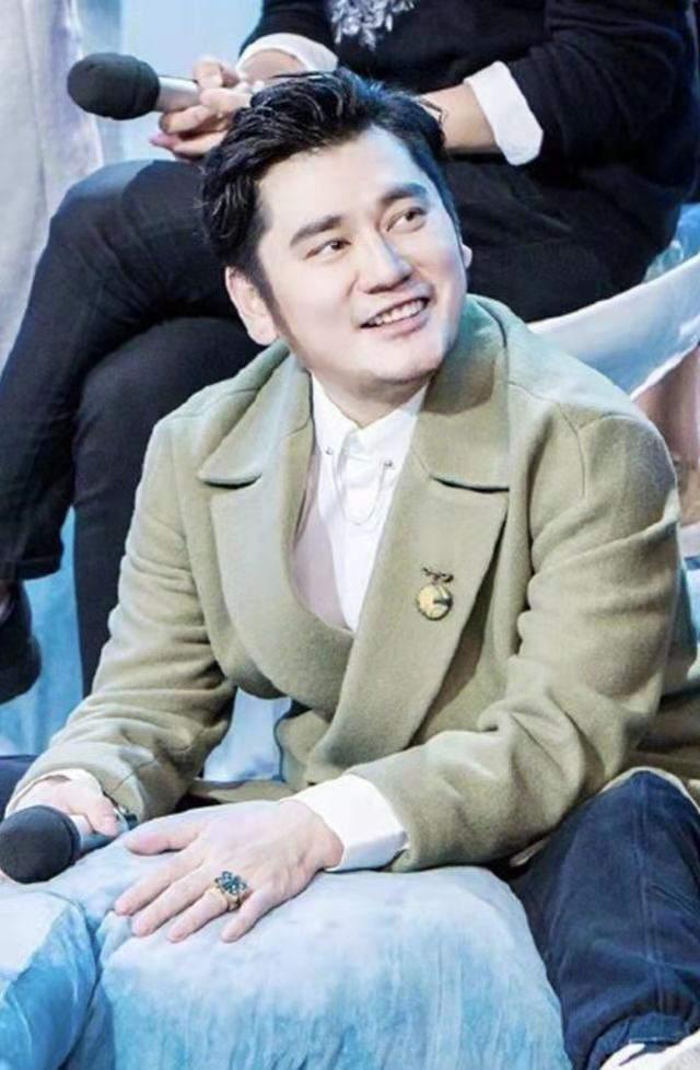 主持人替民维权遭遇回怼，公职人员停职引发深思