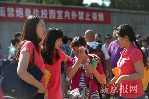 考场外的温情，送女儿进考场后妈妈的热泪
