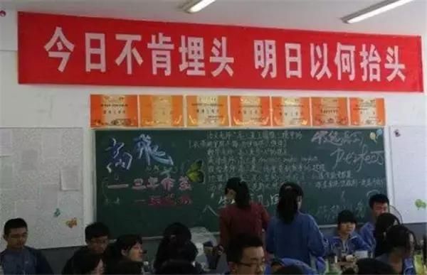 社牛送考家长来了，一道独特的风景线