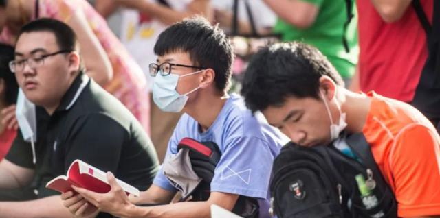 走出考场，I人考生与E人考生的反差