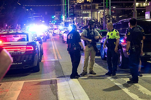 洛杉矶抗议升级警方发射催泪弹驱散人群高速公路遭阻断