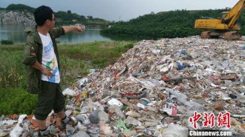 湖南张家界溶洞垃圾堆7层楼高，3家养殖场涉嫌环境违法，当地凌晨通报