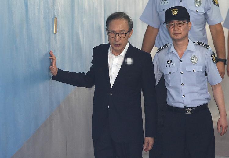 韩国大选后尹锡悦首次出庭面对选举结果提问保持沉默