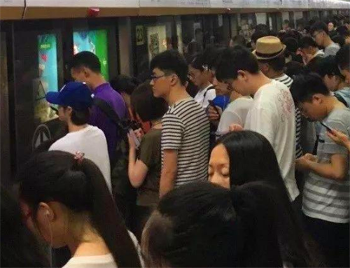 男子劝阻他人在地铁车厢吃花生，反遭索赔3万元，法院判决